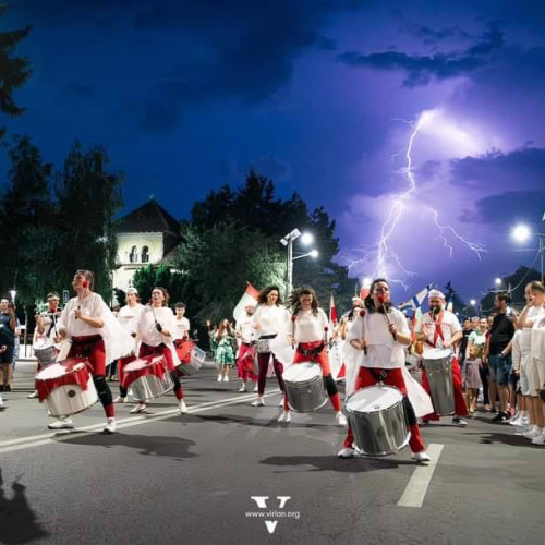 Festivalul BABEL din Târgoviște a început cu o paradă spectaculoasă