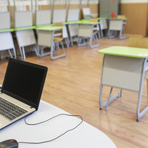 Noi reglementări pentru elevii care deranjează orele și utilizarea telefoanelor mobile