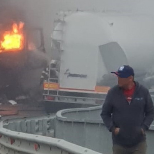 Accident grav la Ceica: O cisternă și un camion au luat foc după impact
