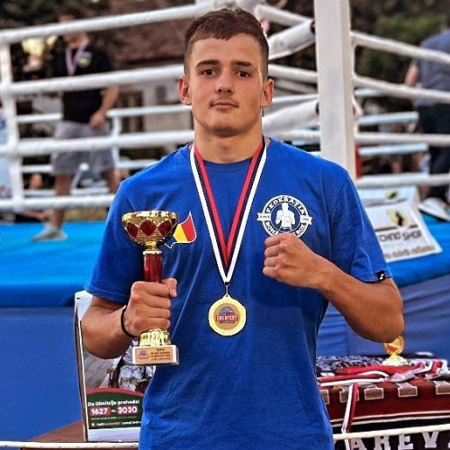 Pugilistul Luca Fatan a câștigat două meciuri la turneul de box din Serbia