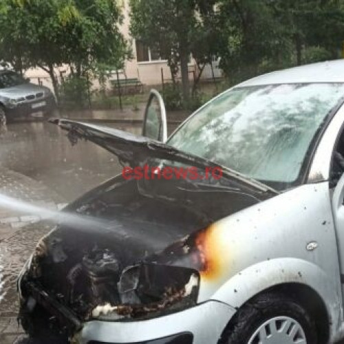 Incendiu la un autoturism din Bârlad, lichidat de pompierii militari