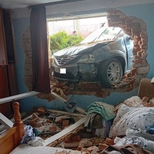 Autoturism intrat într-o casă în Suceava, cartierul Ițcani
