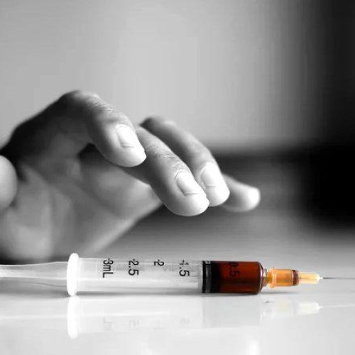 Tânără din Hunedoara trimisă în judecată pentru posesie de droguri