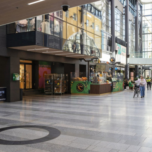 Simpatizant de extrema dreaptă a înjunghiat un copil într-un centru comercial din Finlanda