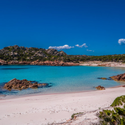 Creatoare de conținut amendată pentru acces nepermis pe o plajă protejată din Sardinia