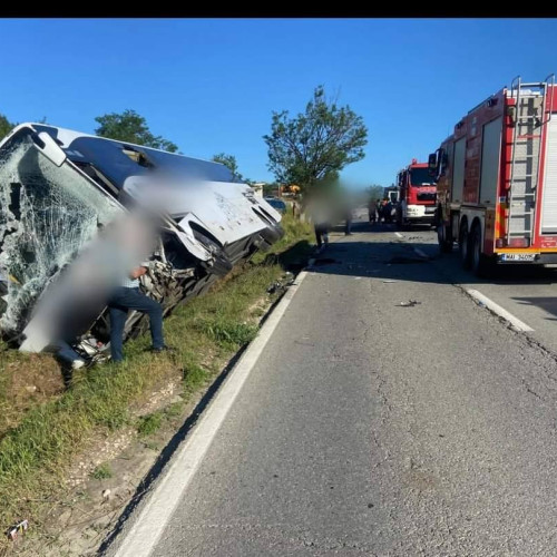 Accident grav pe DN 67: Un autocar cu 51 de copii implicat într-o coliziune soldată cu un deces