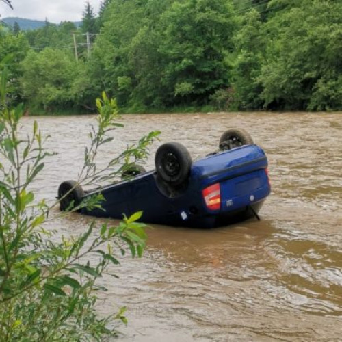 Doi răniți după ce o mașină a plonjat în râul Bistrița