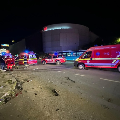 Accident grav în Piața Unirii: Două vehicule implicate, 15 persoane la bord