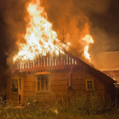 Casa în flăcări după un incendiu intenționat la Solca
