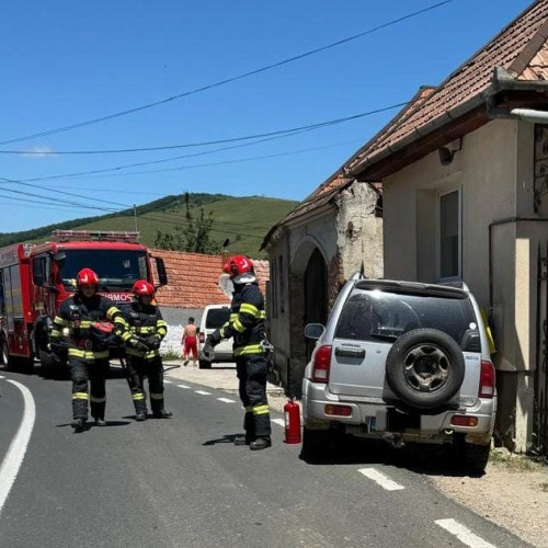 Accident grav în Sebeșel: o mașină a intrat într-un gard și o țeavă de gaz