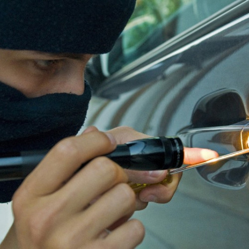 Trei tineri au fost prinsi dupa ce au furat o masina in Bacau