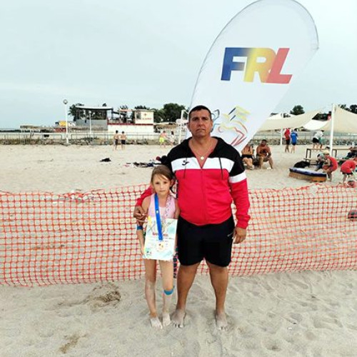 Tineri sportivi de la Deva strălucesc la Campionatul Național de Lupte pe Plajă