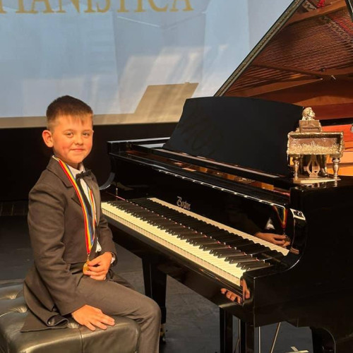 Marele Trofeu „Piano Art” Câștigat de Elevul de 10 Ani, Chivu Yanis-Andrei, din Dâmbovița