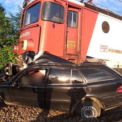 Tânăr de 19 ani, mort după ce mașina în care era a fost lovită de tren