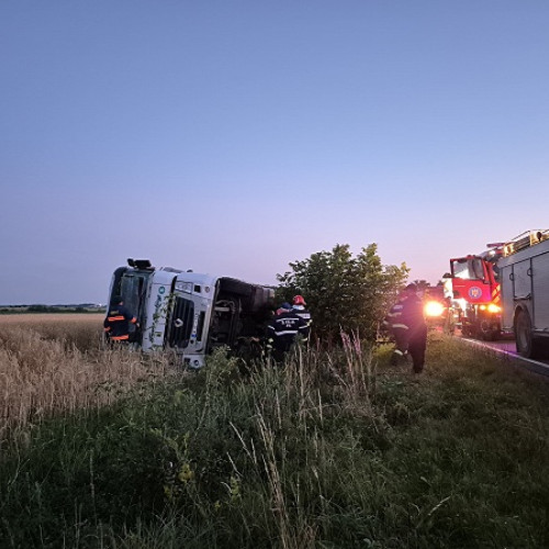 Accident rutier grav în Satu Mare: Un TIR s-a răsturnat, șoferul a fost rănit