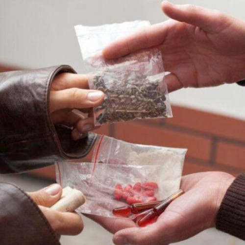 Bărbat arestat pentru vânzarea de substanțe psihoactive în Hunedoara și Cluj