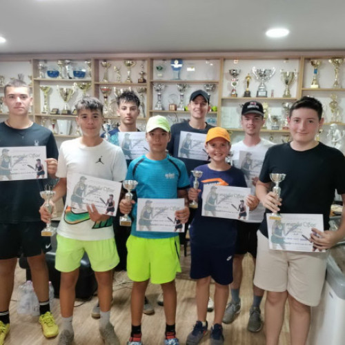 Turneu de tenis de câmp la Ștei: &quot;Cupa orașului Ștei&quot; a atras participanți din toată țara