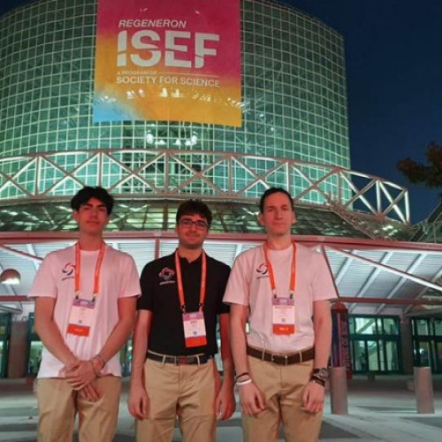 Trei elevi români premiați la cea mai prestigioasă competiție de știință și inginerie din lume