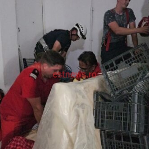 Pompierii din Vaslui intervin pentru salvarea unui bărbat inconștient pe acoperișul unui bloc