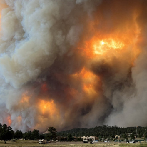Două incendii masive provoacă evacuarea a mii de oameni în New Mexico și California