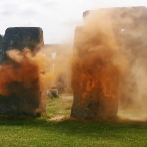 Protest la Stonehenge: Activisti de mediu acopera structura cu vopsea portocalie