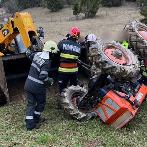 Bărbat mort după ce a fost prins sub un tractor care a derapat