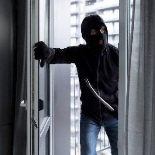 Hot de apartamente prins cu ajutorul camerelor de supraveghere