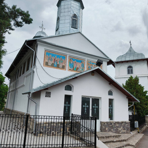 Slujba de sfințire a bisericii Parohiei Alba din Târgoviște oficiată de Înaltpreasfințitul Părinte Arhiepiscop și Mitropolit Nifon