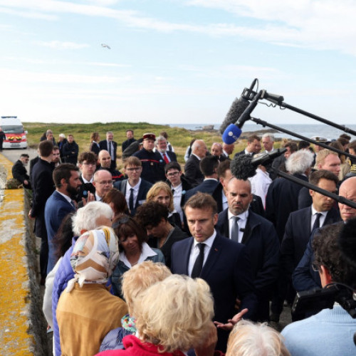 Emmanuel Macron, criticat dur de stânga înainte de alegerile legislative