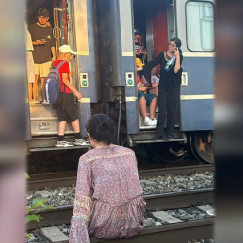 Trenul IRN 472 București Nord - Curtici a fost oprit din cauza unei defecțiuni la locomotivă