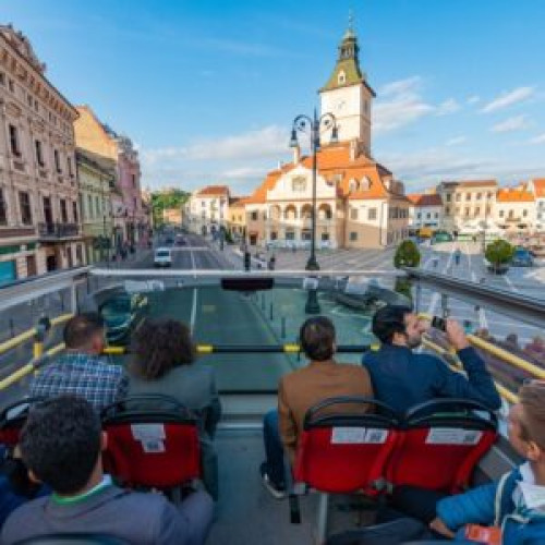 Autobuzul supraetajat revine pe străzile Brașovului, oferind turiștilor o nouă modalitate de a explora orașul