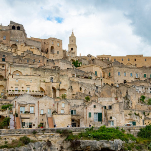 Un grup de parkour distruge o clădire istorică în Matera, Italia