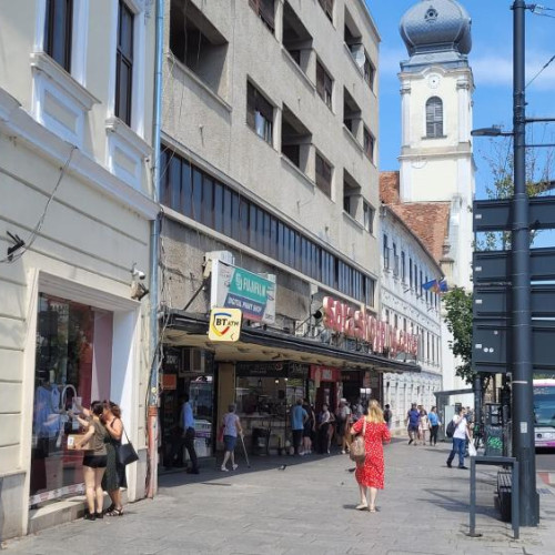 Clujenii sunt revoltați de "jungla" de cabluri aeriene din centrul orașului