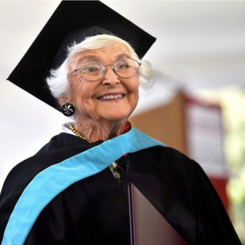 O femeie de 105 ani obține diploma de master după 83 de ani de așteptare