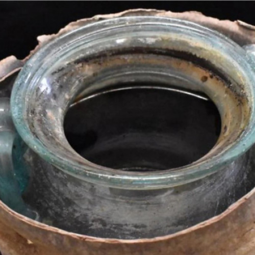 O urnă funerară romană de acum 2.000 de ani conține cel mai vechi vin lichid descoperit vreodată