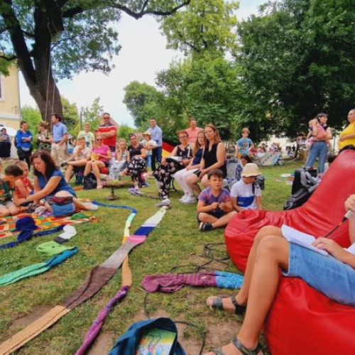 Organizatorii Festivalului Kult demarează proiectul ambițios de tricotare a celui mai lung fular din lume