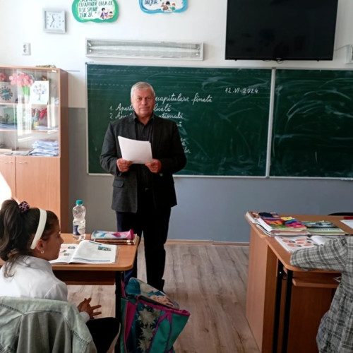 "Domnul Trandafir" traieste la Dersca: Povestea unui invatator dedicat