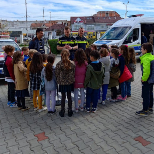 Programul "Școala Siguranței Tedi" 2023-2024: Peste 2000 de copii din Bihor învățați cum să fie în siguranță