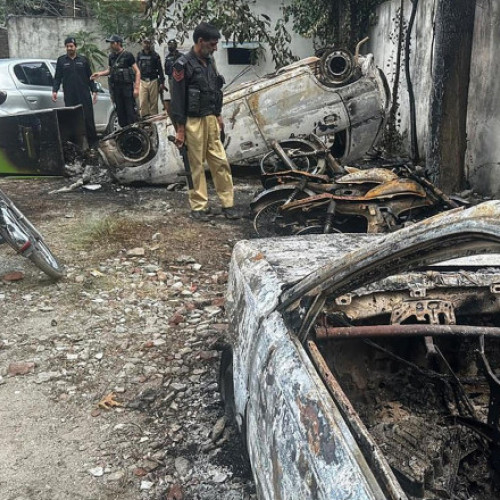 Turist Incendiat de Mulțime Furioasă în Pakistan din Cauza Acuzelor de Blasfemie