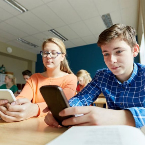 Districtul școlar din Los Angeles a interzis complet utilizarea smartphone-urilor în școlile publice