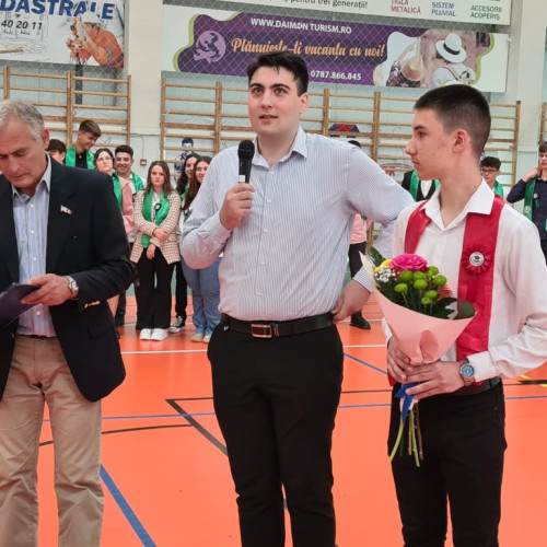 Adrian Olteanu premiază elevii de la mai multe școli gimnaziale de zece ani