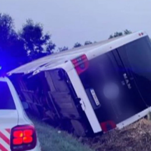 Traficul pe &quot;Drumul Morții&quot; în Vrancea, îngreunat de răsturnarea unui autocar