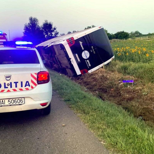 Accident grav în Vrancea: Un autocar bulgăresc răsturnat pe DN2 - E85