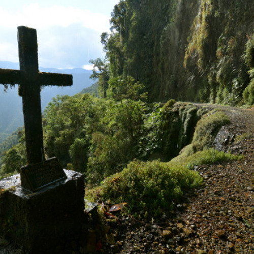 Drumul Morții din Bolivia: O Atracție Periculoasă dar Spectaculoasă