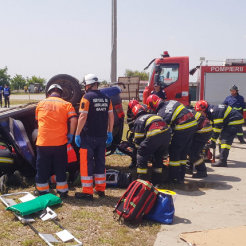 Mobilizare de forțe pentru un exercițiu de salvare pe DJ 252, lângă Tecuci