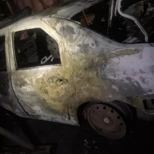 Femeie incendiază mașinile fostului iubit din răzbunare