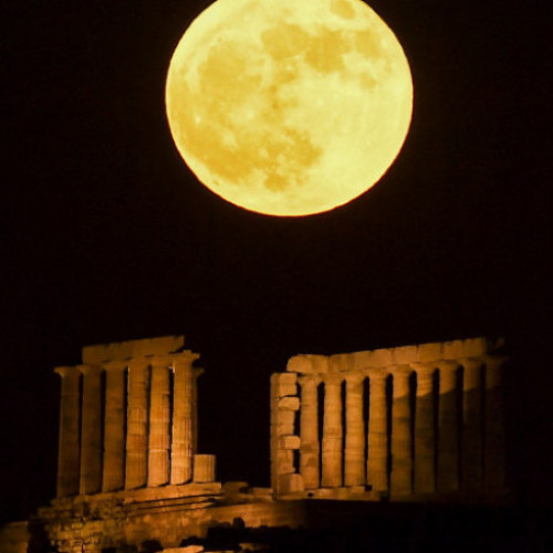 Luna Zmeurie a fermecat cerul deasupra Templului lui Poseidon