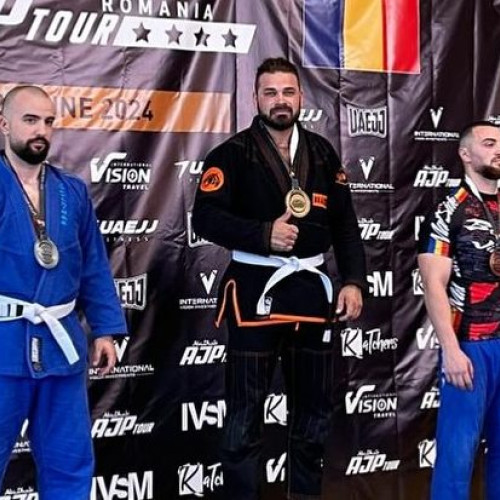 Politist de penitenciar din Aiud castiga medalia de aur la o competitie de jiu-jitsu brazilian