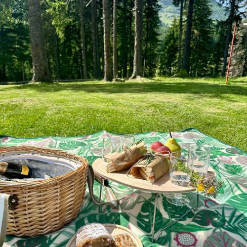 Canicula afectează orașele, dar refugiul din Bucegi oferă răcoare și relaxare