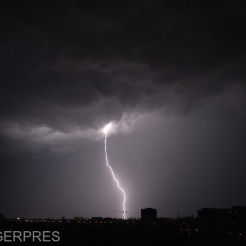 Cod portocaliu de instabilitate atmosferică în Harghita: Pompierii intervin pentru înlăturarea efectelor vremii rele